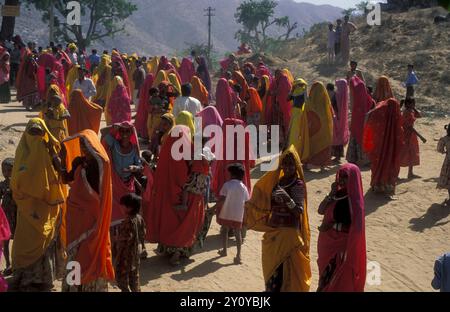 Peuple Rajasthani traditionnel dresst sur le chemin du retour après des funérailles traditionnelles dans la ville de Pushkar dans la province du Rajasthan en Inde. Inde, Banque D'Images