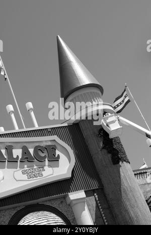 Un ouvrier grattant les épis de maïs et préparant le Corn Palace pour la saison à venir à Mitchell, Dakota du Sud. ÉTATS-UNIS Banque D'Images