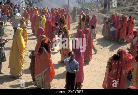 Peuple Rajasthani traditionnel dresst sur le chemin du retour après des funérailles traditionnelles dans la ville de Pushkar dans la province du Rajasthan en Inde. Inde, Banque D'Images