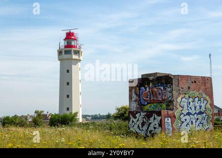 Le phare de la Hève se dresse sur les hautes falaises de craie de l'estuaire nord de la Seine, sur le Cap de la Hève, le Havre, Normandie, France Banque D'Images