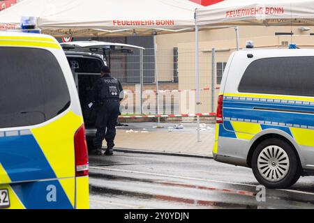 Polizeieinsatz nach Messerangriff in Bonn 04.09.2024 Zwei Menschen wurden durch einen Messerangriff verletzt. Die Polizei schoss auf den mutmasslichen Verdächtigen, nachdem er laut Zeugenaussagen auch sie mit einem Messer angreifen wollte. Ein Hubschrauber kam BEI der Fahndung zum Einsatz. Die Umgebung um den Tatort an der Bornheimer und Brühler Straße ist weiträumig gesperrt der Verkehr wird umgeleitet. 04.09.2024 Bonn Nordrhein-Westfalen Deutschland *** opération de police après une attaque au couteau à Bonn 04 09 2024 deux personnes ont été blessées par une attaque au couteau la police a tiré sur le suspect présumé au loin Banque D'Images