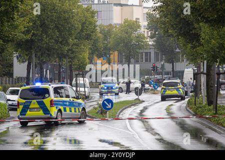 Polizeieinsatz nach Messerangriff in Bonn 04.09.2024 Zwei Menschen wurden durch einen Messerangriff verletzt. Die Polizei schoss auf den mutmasslichen Verdächtigen, nachdem er laut Zeugenaussagen auch sie mit einem Messer angreifen wollte. Ein Hubschrauber kam BEI der Fahndung zum Einsatz. Die Umgebung um den Tatort an der Bornheimer und Brühler Straße ist weiträumig gesperrt der Verkehr wird umgeleitet. 04.09.2024 Bonn Nordrhein-Westfalen Deutschland *** opération de police après une attaque au couteau à Bonn 04 09 2024 deux personnes ont été blessées par une attaque au couteau la police a tiré sur le suspect présumé au loin Banque D'Images