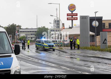 Polizeieinsatz nach Messerangriff in Bonn 04.09.2024 Zwei Menschen wurden durch einen Messerangriff verletzt. Die Polizei schoss auf den mutmasslichen Verdächtigen, nachdem er laut Zeugenaussagen auch sie mit einem Messer angreifen wollte. Ein Hubschrauber kam BEI der Fahndung zum Einsatz. Die Umgebung um den Tatort an der Bornheimer und Brühler Straße ist weiträumig gesperrt der Verkehr wird umgeleitet. 04.09.2024 Bonn Nordrhein-Westfalen Deutschland *** opération de police après une attaque au couteau à Bonn 04 09 2024 deux personnes ont été blessées par une attaque au couteau la police a tiré sur le suspect présumé au loin Banque D'Images