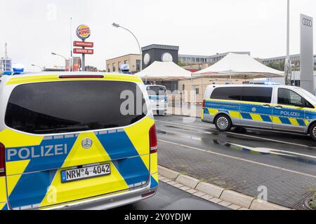 Polizeieinsatz nach Messerangriff in Bonn 04.09.2024 Zwei Menschen wurden durch einen Messerangriff verletzt. Die Polizei schoss auf den mutmasslichen Verdächtigen, nachdem er laut Zeugenaussagen auch sie mit einem Messer angreifen wollte. Ein Hubschrauber kam BEI der Fahndung zum Einsatz. Die Umgebung um den Tatort an der Bornheimer und Brühler Straße ist weiträumig gesperrt der Verkehr wird umgeleitet. 04.09.2024 Bonn Nordrhein-Westfalen Deutschland *** opération de police après une attaque au couteau à Bonn 04 09 2024 deux personnes ont été blessées par une attaque au couteau la police a tiré sur le suspect présumé au loin Banque D'Images