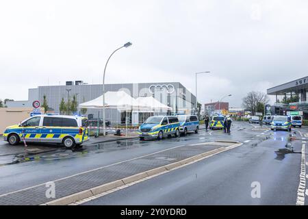 Polizeieinsatz nach Messerangriff in Bonn 04.09.2024 Zwei Menschen wurden durch einen Messerangriff verletzt. Die Polizei schoss auf den mutmasslichen Verdächtigen, nachdem er laut Zeugenaussagen auch sie mit einem Messer angreifen wollte. Ein Hubschrauber kam BEI der Fahndung zum Einsatz. Die Umgebung um den Tatort an der Bornheimer und Brühler Straße ist weiträumig gesperrt der Verkehr wird umgeleitet. 04.09.2024 Bonn Nordrhein-Westfalen Deutschland *** opération de police après une attaque au couteau à Bonn 04 09 2024 deux personnes ont été blessées par une attaque au couteau la police a tiré sur le suspect présumé au loin Banque D'Images