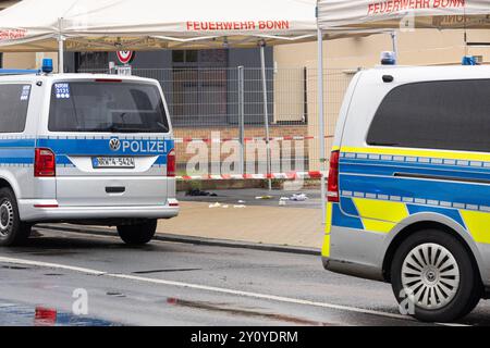 Polizeieinsatz nach Messerangriff in Bonn 04.09.2024 Zwei Menschen wurden durch einen Messerangriff verletzt. Die Polizei schoss auf den mutmasslichen Verdächtigen, nachdem er laut Zeugenaussagen auch sie mit einem Messer angreifen wollte. Ein Hubschrauber kam BEI der Fahndung zum Einsatz. Die Umgebung um den Tatort an der Bornheimer und Brühler Straße ist weiträumig gesperrt der Verkehr wird umgeleitet. 04.09.2024 Bonn Nordrhein-Westfalen Deutschland *** opération de police après une attaque au couteau à Bonn 04 09 2024 deux personnes ont été blessées par une attaque au couteau la police a tiré sur le suspect présumé au loin Banque D'Images