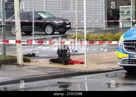 Polizeieinsatz nach Messerangriff in Bonn 04.09.2024 Zwei Menschen wurden durch einen Messerangriff verletzt. Die Polizei schoss auf den mutmasslichen Verdächtigen, nachdem er laut Zeugenaussagen auch sie mit einem Messer angreifen wollte. Ein Hubschrauber kam BEI der Fahndung zum Einsatz. Die Umgebung um den Tatort an der Bornheimer und Brühler Straße ist weiträumig gesperrt der Verkehr wird umgeleitet. 04.09.2024 Bonn Nordrhein-Westfalen Deutschland *** opération de police après une attaque au couteau à Bonn 04 09 2024 deux personnes ont été blessées par une attaque au couteau la police a tiré sur le suspect présumé au loin Banque D'Images