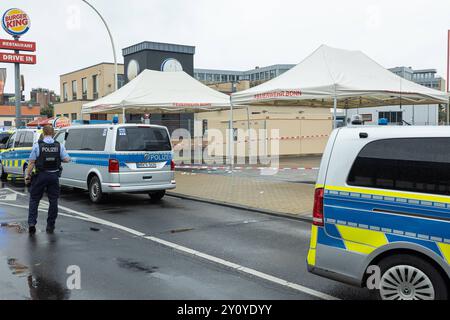 Polizeieinsatz nach Messerangriff in Bonn 04.09.2024 Zwei Menschen wurden durch einen Messerangriff verletzt. Die Polizei schoss auf den mutmasslichen Verdächtigen, nachdem er laut Zeugenaussagen auch sie mit einem Messer angreifen wollte. Ein Hubschrauber kam BEI der Fahndung zum Einsatz. Die Umgebung um den Tatort an der Bornheimer und Brühler Straße ist weiträumig gesperrt der Verkehr wird umgeleitet. 04.09.2024 Bonn Nordrhein-Westfalen Deutschland *** opération de police après une attaque au couteau à Bonn 04 09 2024 deux personnes ont été blessées par une attaque au couteau la police a tiré sur le suspect présumé au loin Banque D'Images