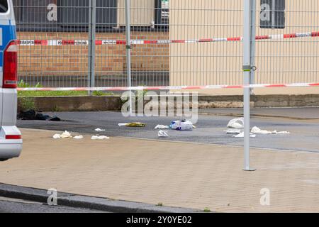 Polizeieinsatz nach Messerangriff in Bonn 04.09.2024 Zwei Menschen wurden durch einen Messerangriff verletzt. Die Polizei schoss auf den mutmasslichen Verdächtigen, nachdem er laut Zeugenaussagen auch sie mit einem Messer angreifen wollte. Ein Hubschrauber kam BEI der Fahndung zum Einsatz. Die Umgebung um den Tatort an der Bornheimer und Brühler Straße ist weiträumig gesperrt der Verkehr wird umgeleitet. 04.09.2024 Bonn Nordrhein-Westfalen Deutschland *** opération de police après une attaque au couteau à Bonn 04 09 2024 deux personnes ont été blessées par une attaque au couteau la police a tiré sur le suspect présumé au loin Banque D'Images