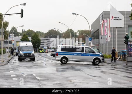 Polizeieinsatz nach Messerangriff in Bonn 04.09.2024 Zwei Menschen wurden durch einen Messerangriff verletzt. Die Polizei schoss auf den mutmasslichen Verdächtigen, nachdem er laut Zeugenaussagen auch sie mit einem Messer angreifen wollte. Ein Hubschrauber kam BEI der Fahndung zum Einsatz. Die Umgebung um den Tatort an der Bornheimer und Brühler Straße ist weiträumig gesperrt der Verkehr wird umgeleitet. 04.09.2024 Bonn Nordrhein-Westfalen Deutschland *** opération de police après une attaque au couteau à Bonn 04 09 2024 deux personnes ont été blessées par une attaque au couteau la police a tiré sur le suspect présumé au loin Banque D'Images