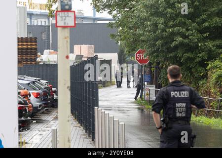 Polizeieinsatz nach Messerangriff in Bonn 04.09.2024 Zwei Menschen wurden durch einen Messerangriff verletzt. Die Polizei schoss auf den mutmasslichen Verdächtigen, nachdem er laut Zeugenaussagen auch sie mit einem Messer angreifen wollte. Ein Hubschrauber kam BEI der Fahndung zum Einsatz. Die Umgebung um den Tatort an der Bornheimer und Brühler Straße ist weiträumig gesperrt der Verkehr wird umgeleitet. 04.09.2024 Bonn Nordrhein-Westfalen Deutschland *** opération de police après une attaque au couteau à Bonn 04 09 2024 deux personnes ont été blessées par une attaque au couteau la police a tiré sur le suspect présumé au loin Banque D'Images