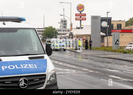 Polizeieinsatz nach Messerangriff in Bonn 04.09.2024 Zwei Menschen wurden durch einen Messerangriff verletzt. Die Polizei schoss auf den mutmasslichen Verdächtigen, nachdem er laut Zeugenaussagen auch sie mit einem Messer angreifen wollte. Ein Hubschrauber kam BEI der Fahndung zum Einsatz. Die Umgebung um den Tatort an der Bornheimer und Brühler Straße ist weiträumig gesperrt der Verkehr wird umgeleitet. 04.09.2024 Bonn Nordrhein-Westfalen Deutschland *** opération de police après une attaque au couteau à Bonn 04 09 2024 deux personnes ont été blessées par une attaque au couteau la police a tiré sur le suspect présumé au loin Banque D'Images