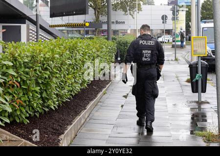 Polizeieinsatz nach Messerangriff in Bonn 04.09.2024 Zwei Menschen wurden durch einen Messerangriff verletzt. Die Polizei schoss auf den mutmasslichen Verdächtigen, nachdem er laut Zeugenaussagen auch sie mit einem Messer angreifen wollte. Ein Hubschrauber kam BEI der Fahndung zum Einsatz. Die Umgebung um den Tatort an der Bornheimer und Brühler Straße ist weiträumig gesperrt der Verkehr wird umgeleitet. 04.09.2024 Bonn Nordrhein-Westfalen Deutschland *** opération de police après une attaque au couteau à Bonn 04 09 2024 deux personnes ont été blessées par une attaque au couteau la police a tiré sur le suspect présumé au loin Banque D'Images