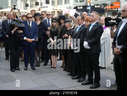 ABD0033 20240831 - Richard Lugner Funeral, Farewell and Memorial service, Holy Mass, tenu Stephen's Cathedral, Vienna, Austria, le 31 août 2024. - Sohn Alexander Lugner et Christina Lugner et Jacqueline Lugneravec son mari Leo et sa veuve Simone Lugner - 20240831 PD1137 Banque D'Images