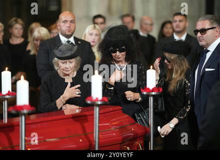 ABD0017 20240831 - Richard Lugner Funeral, Farewell and Memorial service, Holy Mass, tenu Stephen's Cathedral, Vienna, Austria, le 31 août 2024. Martha Haidinger, Christina Lugner et Jacqueline Lugner - 20240831 PD0891 Banque D'Images