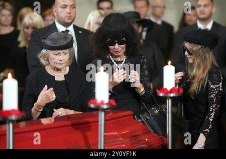 ABD0016 20240831 - Richard Lugner Funeral, Farewell and Memorial service, Holy Mass, tenu Stephen's Cathedral, Vienna, Austria, le 31 août 2024. Christina Lugner et Jacqueline Lugner - 20240831 PD0887 Banque D'Images