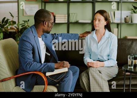 Discuter des détails du projet dans Modern Office Setting Banque D'Images