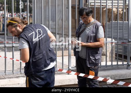 Rome, Italie. 04th Sep, 2024. Deux ouvriers fouillent le sol à la recherche de fragments du morceau de l'Arc de Constantin tombé hier après-midi à cause de la foudre qui l'a frappé (photo de Matteo Nardone/Pacific Press) crédit : Pacific Press Media production Corp./Alamy Live News Banque D'Images