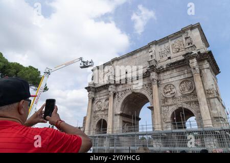 Rome, Italie. 04th Sep, 2024. Un touriste prend une photo avec son téléphone portable tout en inspectant les dommages à l'Arc de Constantin à Rome après qu'il a été frappé par la foudre hier après-midi, 3 septembre 2024 (photo de Matteo Nardone/Pacific Press) crédit : Pacific Press Media production Corp./Alamy Live News Banque D'Images