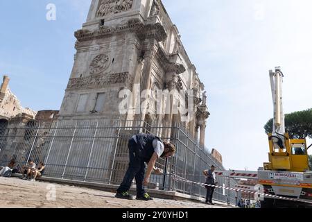 Rome, Italie. 04th Sep, 2024. Deux ouvriers fouillent le sol à la recherche de fragments du morceau de l'Arc de Constantin tombé hier après-midi à cause de la foudre qui l'a frappé (photo de Matteo Nardone/Pacific Press) crédit : Pacific Press Media production Corp./Alamy Live News Banque D'Images