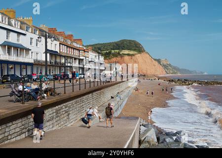 Vue le long de l'Esplanade et Sidmouth Town Beach vers les falaises rouges de la côte jurassique, Sidmouth, Royaume-Uni Banque D'Images