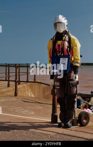 Mannequin avec machine à tarauder de collecte de fonds habillé comme Un membre d'équipage du Sidmouth Royal National Lifeboat Institute, RNLI, sur Sidmouth Promenade Beachfront Banque D'Images