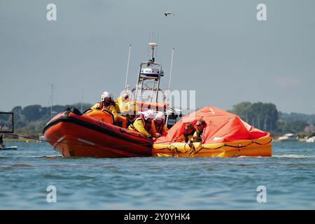 Royal National Lifeboat Institute, RNLI, dans Un équipage de sauvetage gonflable à coque rigide de classe B à partir d'un engin de sauvetage gonflable pendant Une démonstration, Mude Banque D'Images