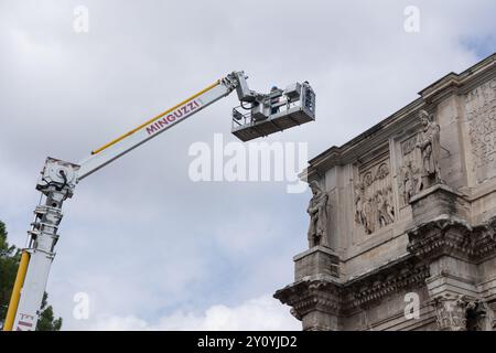 Rome, Italie. 04th Sep, 2024. Certains travailleurs vérifient les dommages causés à l'Arc de Constantine par un coup de foudre qui l'a frappé hier après-midi lors d'une violente tempête qui a frappé Rome hier après-midi, 3 septembre 2024 (photo par Matteo Nardone/Pacific Press/Sipa USA) crédit : Sipa USA/Alamy Live News Banque D'Images