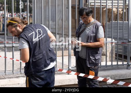 Rome, Italie. 04th Sep, 2024. Deux ouvriers fouillent le sol à la recherche de fragments du morceau de l'Arc de Constantin tombé hier après-midi à cause de la foudre qui l'a frappé (photo de Matteo Nardone/Pacific Press/Sipa USA) crédit : Sipa USA/Alamy Live News Banque D'Images