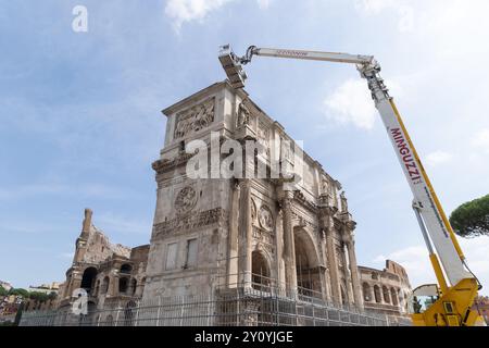 Rome, Italie. 04th Sep, 2024. Certains travailleurs vérifient les dommages causés à l'Arc de Constantine par un coup de foudre qui l'a frappé hier après-midi lors d'une violente tempête qui a frappé Rome hier après-midi, 3 septembre 2024 (photo par Matteo Nardone/Pacific Press/Sipa USA) crédit : Sipa USA/Alamy Live News Banque D'Images