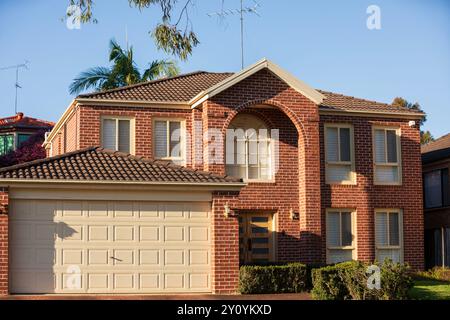 Sydney, Nouvelle-Galles du Sud, Australie - 2 septembre 2024. Soleil matinal sur une maison moderne haut de gamme en placage de briques dans la banlieue de Sydney. Banque D'Images