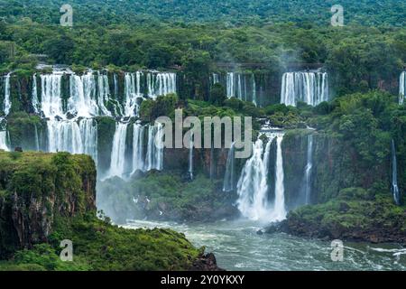 Parc national des chutes d'Iguazu en Argentine, vu du Brésil. Un site classé au patrimoine mondial de l'UNESCO. De gauche à droite, Mbigua et Bernabe Men Banque D'Images