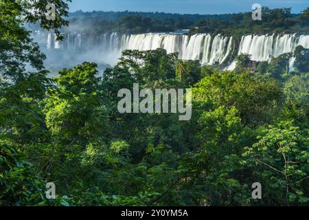 Forêt tropicale dans le parc national des chutes d'Iguazu en Argentine. Au-dessus des arbres de gauche à droite se trouvent le Salto Esccondido ou Hidden Waterfalll, San Banque D'Images