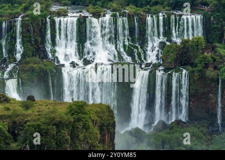Parc national des chutes d'Iguazu en Argentine, vu du Brésil. Un site classé au patrimoine mondial de l'UNESCO. Sur la photo, les chutes de Mbigua. Banque D'Images