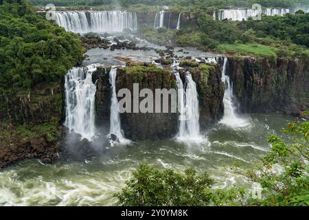 Parc national des chutes d'Iguazu en Argentine, vu du Brésil. Un site classé au patrimoine mondial de l'UNESCO. Sur la photo, les chutes de Rivadavia sont au sommet avec les trois Musk Banque D'Images