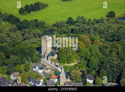 Luftbild, Turm und Burg Blankenstein mit Blick zum Fluss Ruhr und Wald mit Ruhrwiese, unten die evang. Kirche und historische Fachwerkhäuser, Blankenstein, Hattingen, Ruhrgebiet, Rhénanie-du-Nord-Westphalie, Deutschland ACHTUNGxMINDESTHONORARx60xEURO *** vue aérienne, tour et château Blankenstein avec vue sur la rivière Ruhr et forêt avec prairie de la Ruhr, en dessous de l'église Evang et maisons historiques à colombages, Blankenstein, Hattingen, Ruhrgebiet, Nordrhein Westfalen, Allemagne ACHTUNGxMINDESTHONORARx60xEURO Banque D'Images