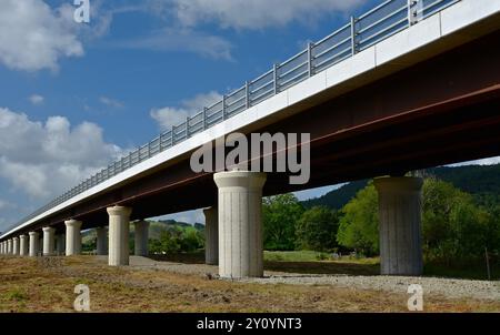 Le nouveau pont Dyfi traversant la plaine inondable de la vallée Dyfi a ouvert ses portes au printemps 2024, en direction de Machynlleth à Powys Wales UK Banque D'Images