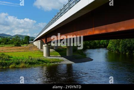 Le nouveau pont Dyfi traversant la plaine inondable de la vallée Dyfi a ouvert ses portes au printemps 2024, en direction de Machynlleth à Powys Wales UK Banque D'Images