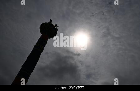 Stuttgart, Allemagne. 04th Sep, 2024. Le soleil brille à travers une couverture de nuages au-dessus de la colonne de fruits, point de repère du festival folklorique Cannstatter Wasen. Le festival folklorique de Cannstatter Wasen commence le 27 septembre et les travaux battent leur plein. Crédit : Bernd Weißbrod/dpa/Alamy Live News Banque D'Images