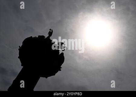 Stuttgart, Allemagne. 04th Sep, 2024. Le soleil brille à travers une couverture de nuages au-dessus de la colonne de fruits, point de repère du festival folklorique Cannstatter Wasen. Le festival folklorique de Cannstatter Wasen commence le 27 septembre et les travaux battent leur plein. Crédit : Bernd Weißbrod/dpa/Alamy Live News Banque D'Images
