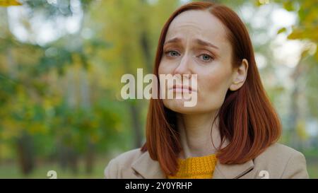 Gros plan portrait femme triste visage malade mal allergie malade grippe saisonnière bouleversée femme caucasienne fille deuil rupture problème de santé trouble femme Banque D'Images