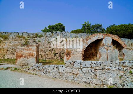 Images et photographies en couleur la magnificence des temples et des fouilles archéologiques de l'ancienne ville grecque de Paestum, Italie, Campanie, vente Banque D'Images