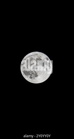 Gros plan époustouflant de la surface de la lune, présentant des cratères et des textures détaillées. Idéal pour l'astronomie, la science et les projets sur le thème de la nature. Parfait f Banque D'Images