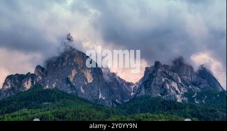 Vue panoramique du mont Sciliar sur la Seiser Alm dans les Dolomites au Tyrol du Sud, Italie. Banque D'Images