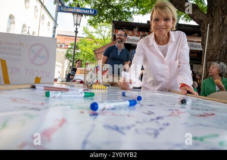 Munich, Allemagne. 04th Sep, 2024. L'actrice Uschi Glas recueille des signatures contre la haine et le racisme devant l'église du Saint-esprit à Viktualienmarkt. Ce faisant, elle aide l'ancien maire de Munich, Ude (SPD), qui a annoncé qu'il recueillerait 100 000 signatures d'ici octobre. Crédit : Peter Kneffel/dpa/Alamy Live News Banque D'Images