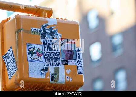 New York, États-Unis. 02 septembre 2024. Des affiches et des autocollants d'otages enlevés sont affichés sur des lampadaires et des panneaux de rue à l'extérieur de l'Université Columbia le 2 septembre 2024 à New York, New York, États-Unis. (Photo de Robyn Stevens Brody/Sipa USA) crédit : Sipa USA/Alamy Live News Banque D'Images