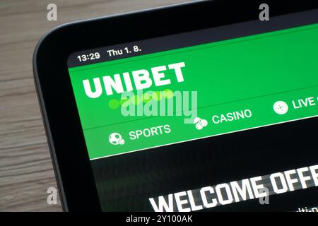 OSTRAVA, TCHÉQUIE - 1er AOÛT 2024 : site web de l'application de Paris Unibet sur appareil électronique Banque D'Images