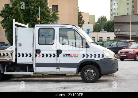 HAVIROV, RÉPUBLIQUE TCHÈQUE - 21 SEPTEMBRE 2023 : camion double cabine Iveco Turbo Dialy de la société DopStav construction Banque D'Images