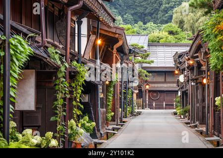 Takayama, Japon dans la rue historique Sannomachi dans la vieille ville au crépuscule. Banque D'Images