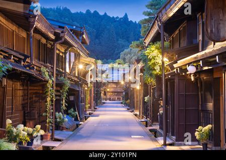 Takayama, Japon dans la rue historique Sannomachi dans la vieille ville au crépuscule. Banque D'Images